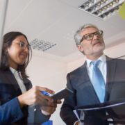 Socia de negocios colombiana revisando estrategia de marketing con su equipo