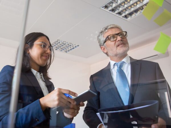 Agencia de marketing digital vs. freelancer en Colombia: qué conviene según el tamaño de tu negocio