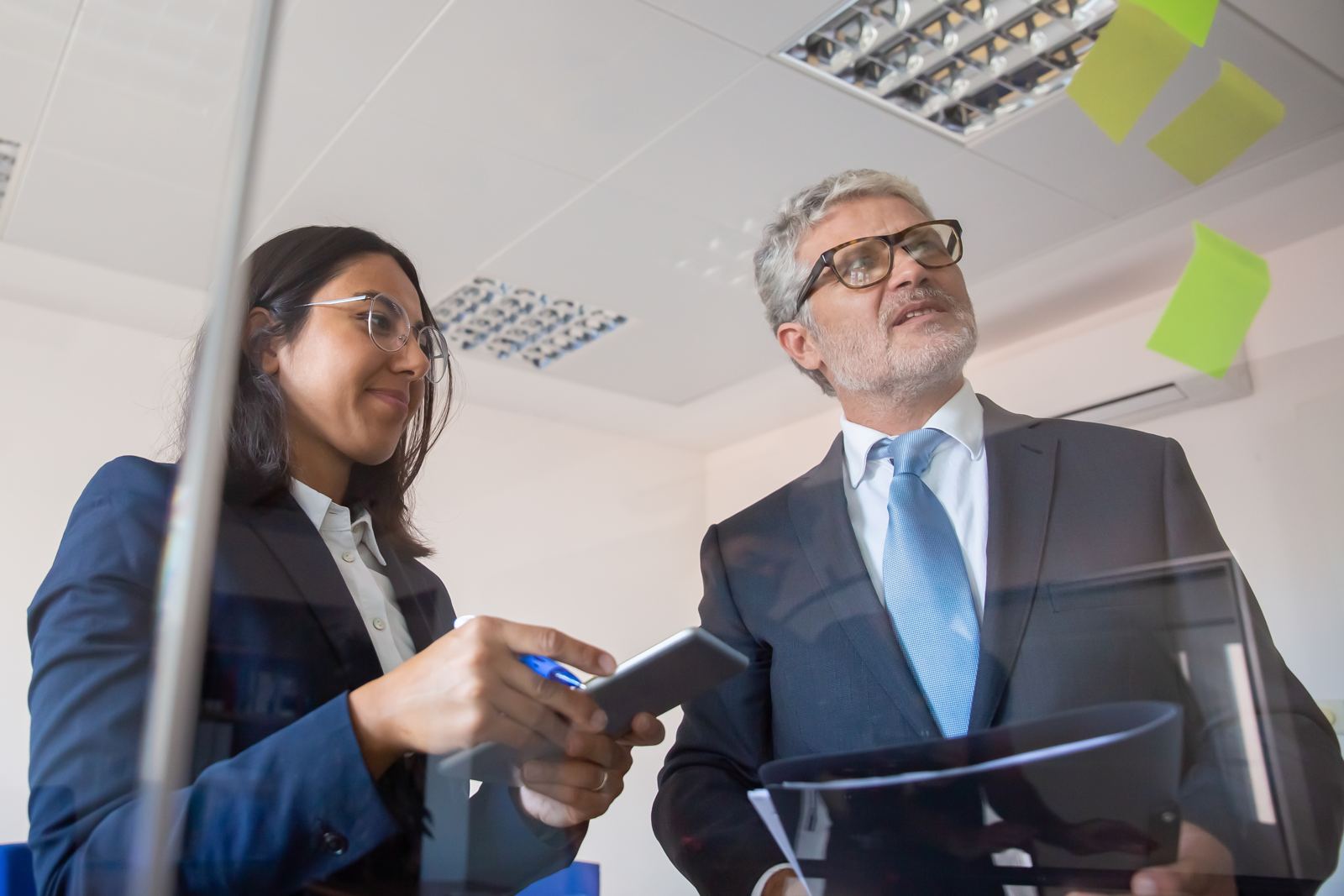 Agencia de marketing digital vs. freelancer en Colombia: qué conviene según el tamaño de tu negocio