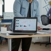Pantalla de laptop mostrando dashboard de CRM con graficos de ventas