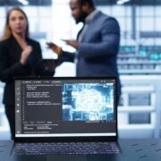 Laptop mostrando algoritmos de inteligencia artificial y machine learning