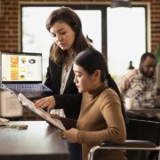Equipo de marketing digital colaborando en estrategia para negocios hispanos en Florida