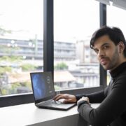 Empresario colombiano usando inteligencia artificial en su negocio