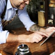 Dueno de negocio local gestionando redes sociales desde su local