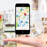 Celular mostrando Google Maps para búsqueda de negocios locales en Miami