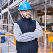 Arquitecto o profesional B2B colombiano, confiado, de pie en zona urbana