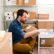 Emprendedor colombiano verificando pedido de su tienda en linea