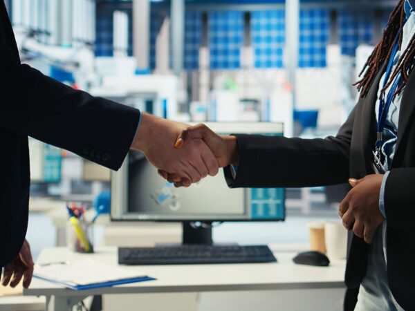 Marketing digital vs. ventas tradicionales para empresas industriales en Colombia: por qué necesitas los dos